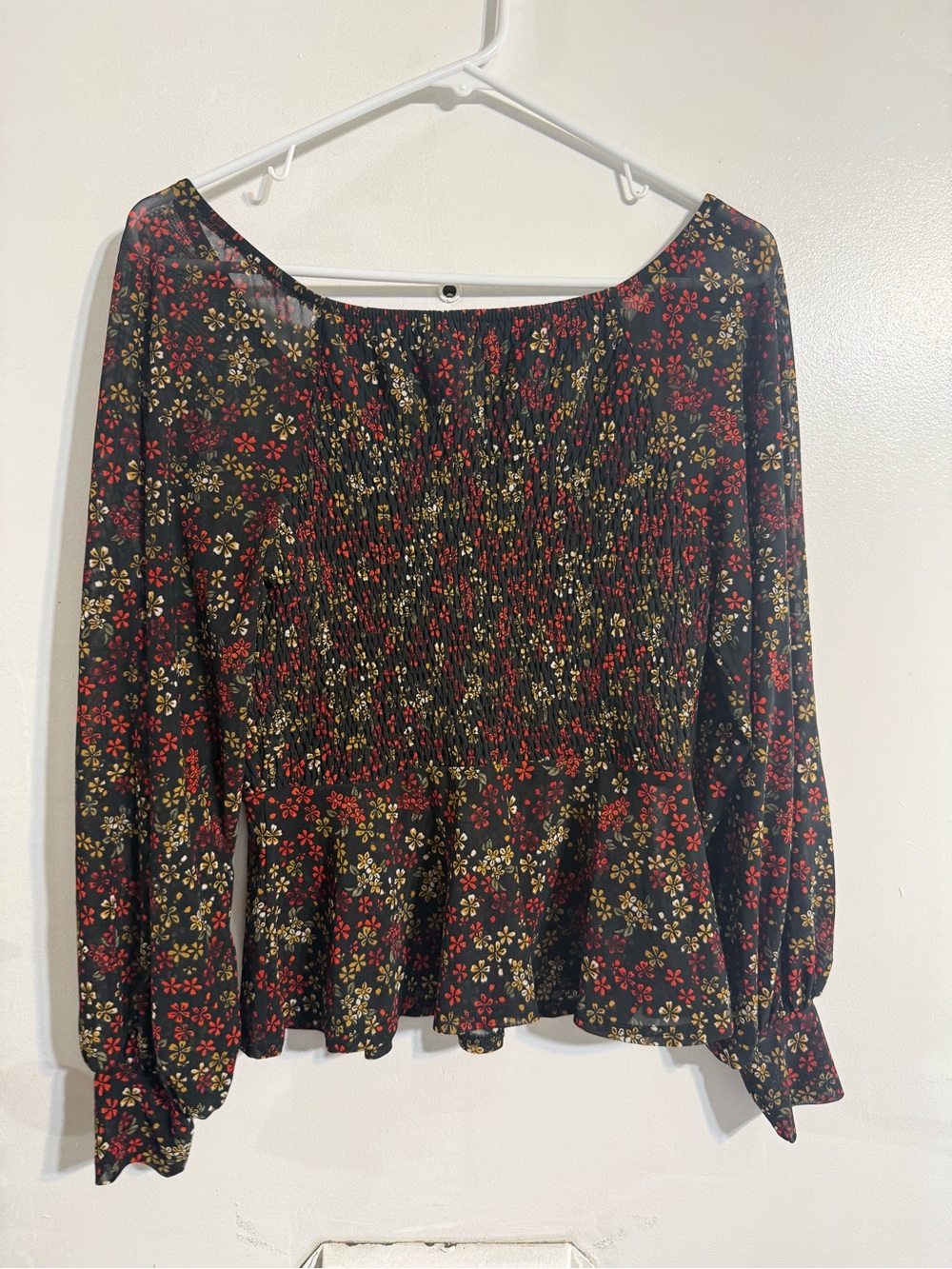 Ember Women's Floral Square Neck
Smocked top  size Mediano